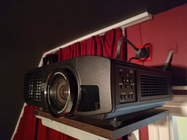 Panasonic PT-AT5000e HD házimozi projektor - Image 2