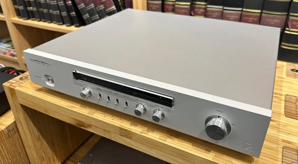Luxman E-07 phono amplifier